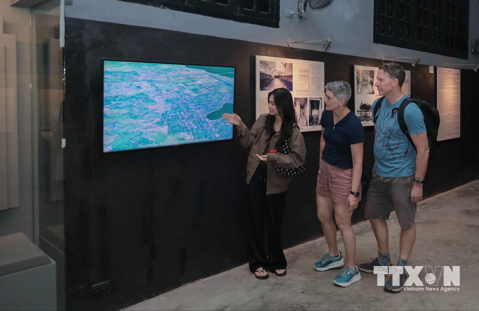 Các hình ảnh, âm thanh và video tư liệu được số hóa, xử lý và tích hợp vào hệ thống trưng bày, góp phần đổi mới phương thức giới thiệu lịch sử, giúp du khách tiếp cận các câu chuyện tại Di tích Nhà tù Hỏa Lò trực quan, sinh động hơn. (Ảnh: Phan Phương/TTXVN)